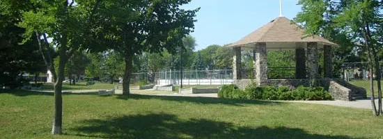 Gazebo and trees at Lanspeary Park